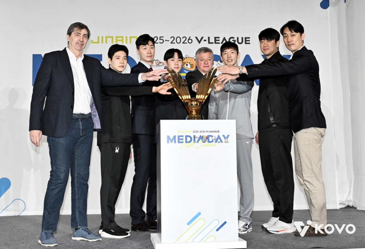 20日，参加在首尔江南区里维拉酒店清潭举行的"真航空2025~2026 V-联赛季后赛媒体日"的季后赛进军球队的主教练和选手们。 =图为，韩国排球联盟提供。