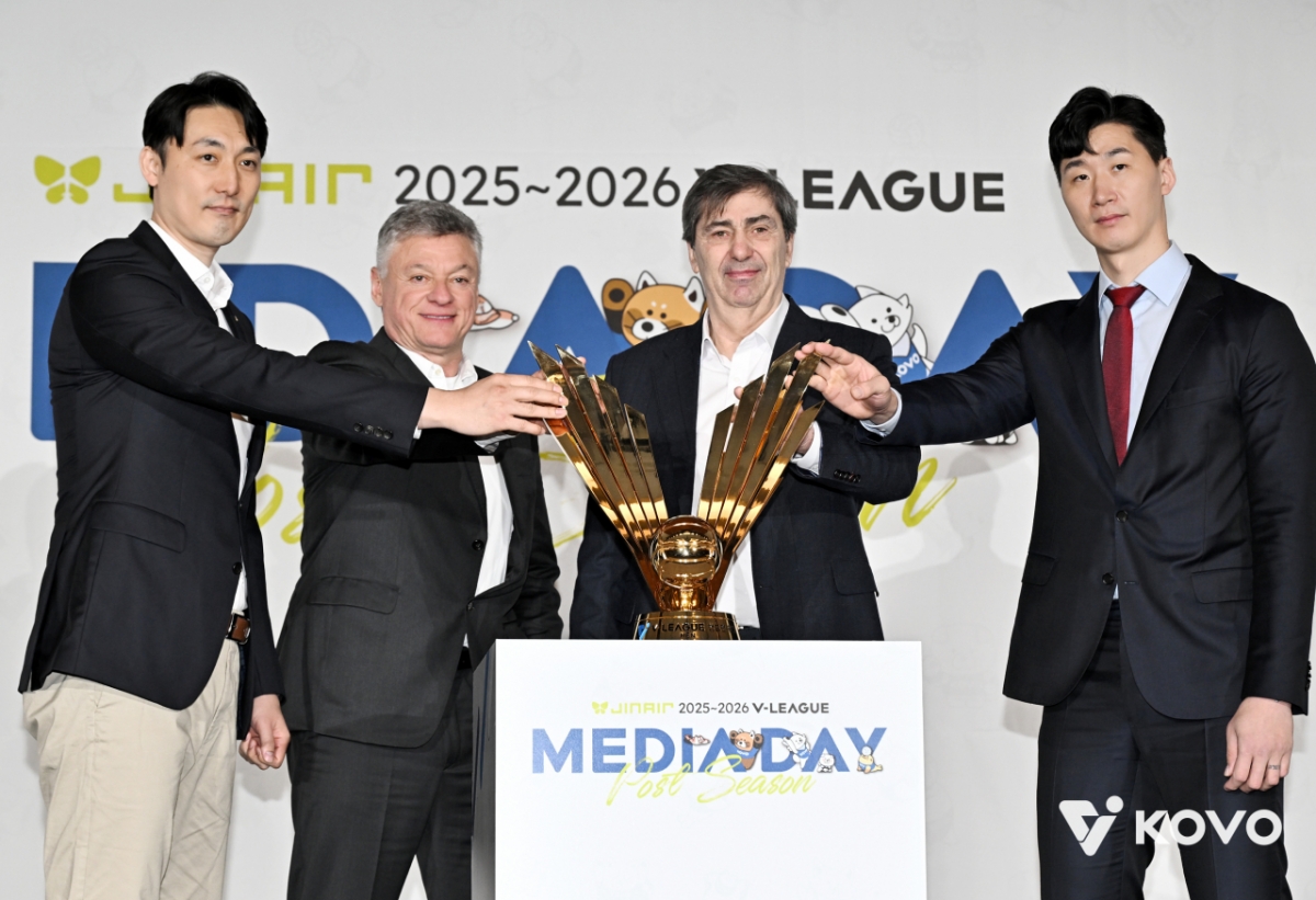 20日，参加在首尔江南区里维拉酒店清潭举行的"真航空2025~2026 V-联赛季后赛媒体日"的季后赛进军球队的主教练们。 =图为，韩国排球联盟提供。