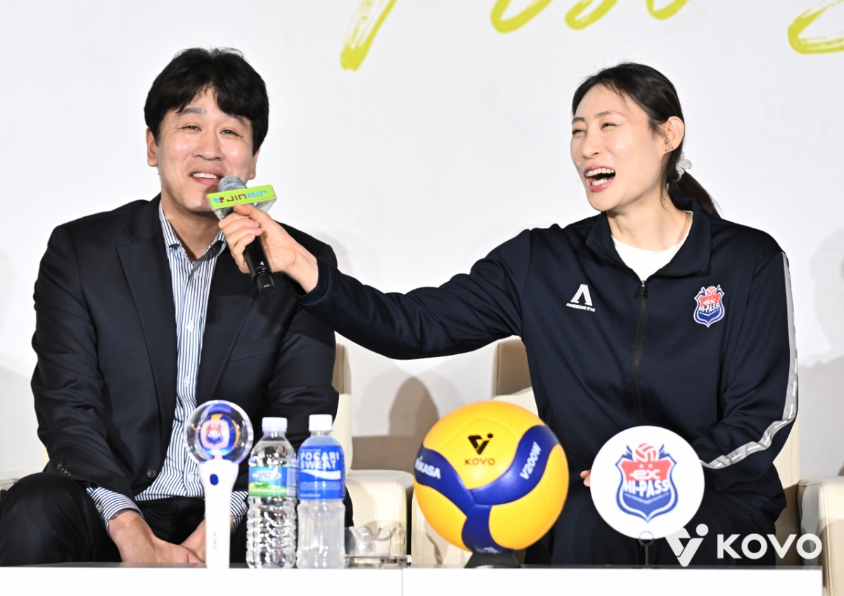 Kim Jong-min (left) of Korea Expressway Corporation and Bae Yun-na at Jin Air 2025-2026 V-League Media Day held at Hotel Rivera Cheongdam in Gangnam-gu, Seoul on the 20th. /Photo = Courtesy of the Korea Volleyball Federation (KOVO)