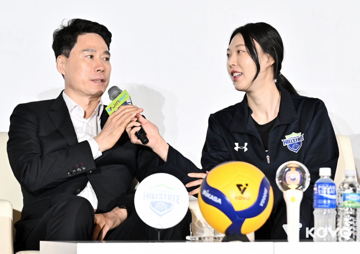 Hyundai Engineering &amp; Construction coach Kang Sung-hyung (from far left) and Yang Hyo-jin attended Jin Air 2025-2026 V-League Media Day held at Hotel Rivera Cheongdam in Gangnam-gu, Seoul on the 20th. /Photo = Courtesy of the Korea Volleyball Federation (KOVO)