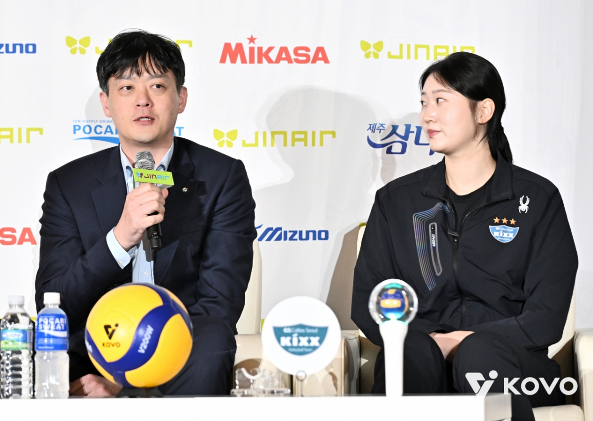 GS Caltex coach Lee Young-taek (from far left) and Kwon Min-ji attended Jin Air 2025-2026 V-League Media Day held at Hotel Rivera Cheongdam in Gangnam-gu, Seoul on the 20th. /Photo = Courtesy of the Korea Volleyball Federation (KOVO)