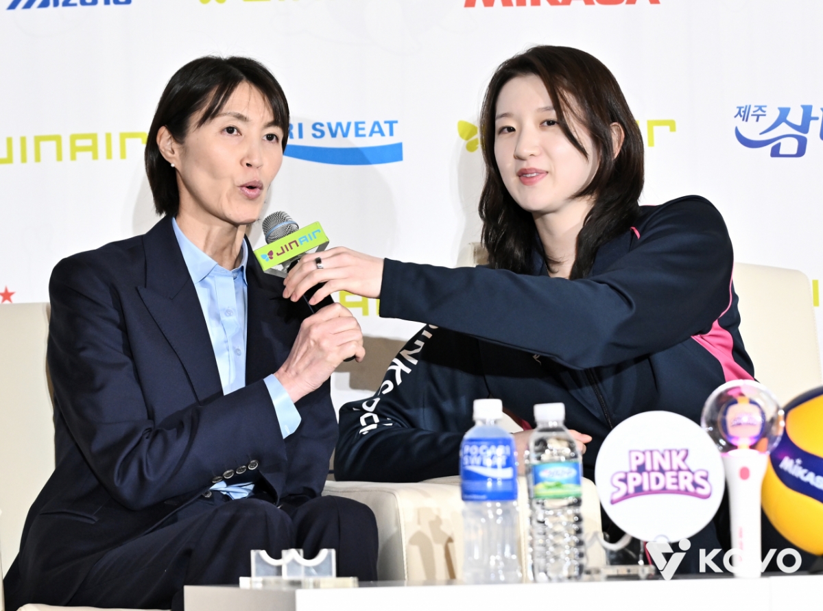 Director Tomoko Yoshihara (left) of Heungkuk Life Insurance and Lee Da-hyun at Jin Air 2025-2026 V-League Media Day held at Hotel Rivera Cheongdam in Gangnam-gu, Seoul on the 20th. /Photo = Courtesy of the Korea Volleyball Federation (KOVO)