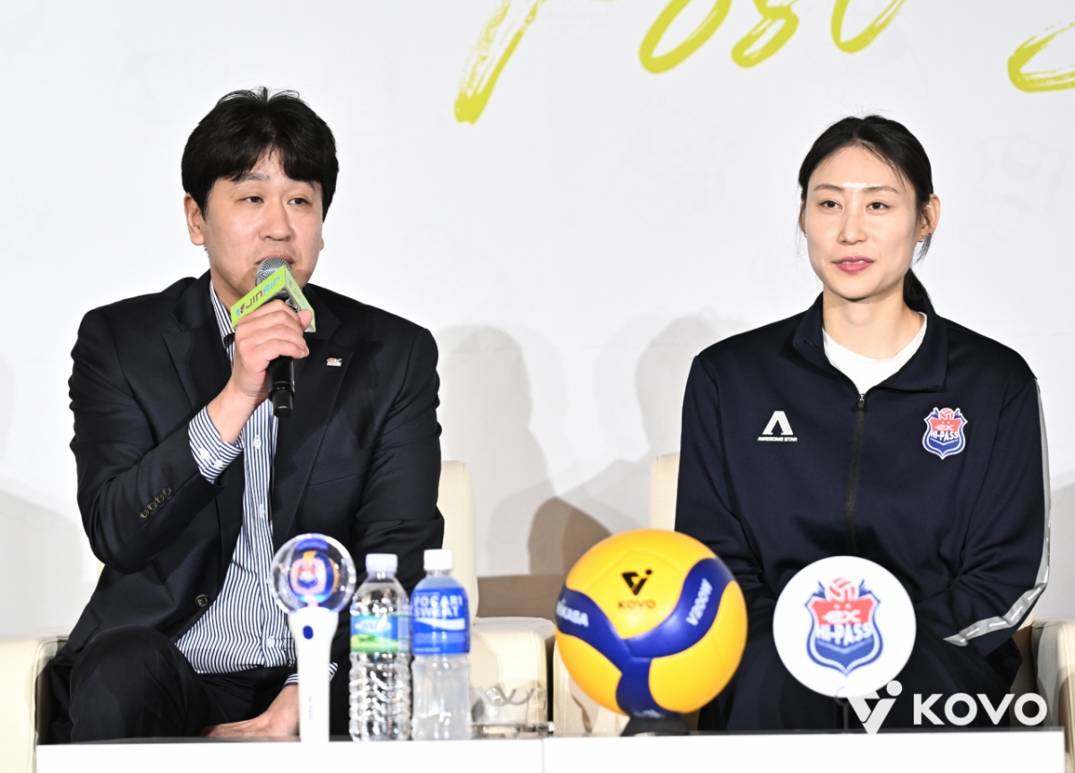  20日，参加在首尔江南区里维拉酒店清潭举行的"真航空2025~2026 V-联赛季后赛媒体日"的韩国道路公社队裴有娜(右)和金钟民教练。 =图为，韩国排球联盟提供。