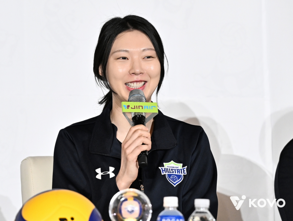  20日，参加在首尔江南区里维拉酒店清潭举行的"真航空2025~2026 V-联赛季后赛媒体日"的梁孝真。 =图为，韩国排球联盟提供。
