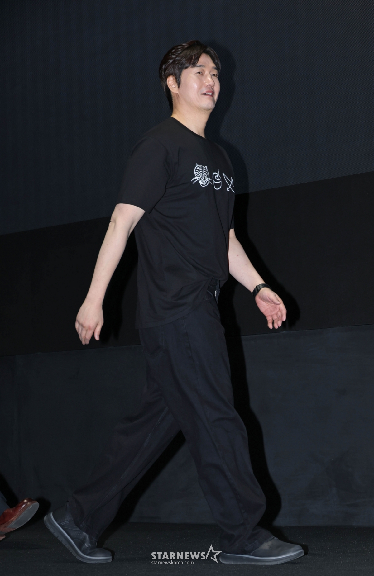 Actor Yoo Ji-tae enters the stage on the afternoon of the 17th at Megabox COEX in Gangnam-gu, Seoul, attending the 10 millionth thank-you stage greeting event for the movie "The Man Who Lives with the King." /2026.03.17 / Photo = Lee Dong-hoon photoguy@