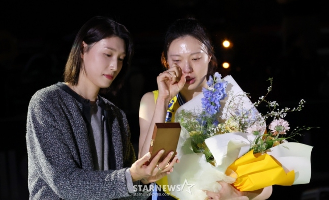 Ян Хё Чжин (справа) плачет после получения букета цветов и благодарственной таблички от Ким Ён Гён на церемонии выхода на пенсию в Сувоне 8-го числа. /Фото = Ожидание Ким Чжин Гёна