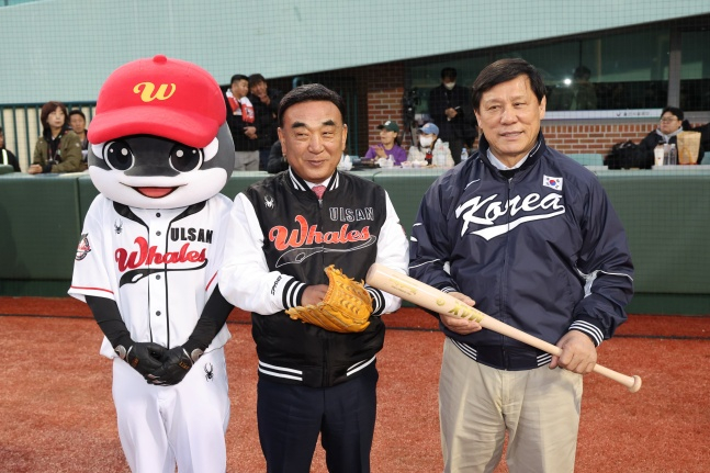 20日，蔚山广域市市长金斗谦(中)和KBO总裁许龟渊(右)在蔚山文殊棒球场举行的2026美迪惠尔KBO Future League揭幕战上，担任了第一个开球和击球手。 =照片=蔚山威尔士提供。