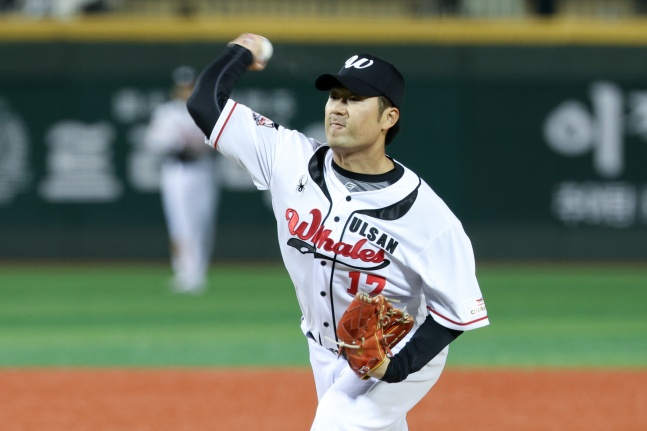 20日,蔚山威尔士冈田彰武在蔚山文殊棒球场举行的2026美迪惠尔KBO未来联赛主场揭幕战中投球。 =照片=蔚山威尔士提供。