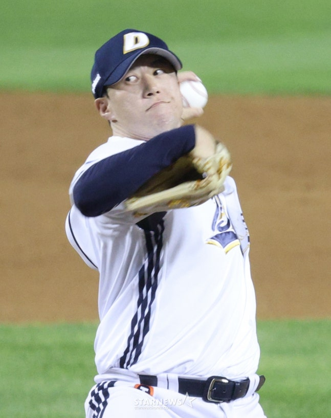 Ko Hyo-joon đang ném bóng ngược ở Doosan Bears năm ngoái. /Ảnh = Người chờ đợi Kim Jin Kyung