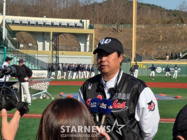 Тренер Улсан Уэльс Вон Чжин беседует с репортерами на открытии домашнего матча, который состоялся на бейсбольном стадионе Муньсу в Ульсане 20-го числа. /Фото = Репортер Ким Дон Юн 