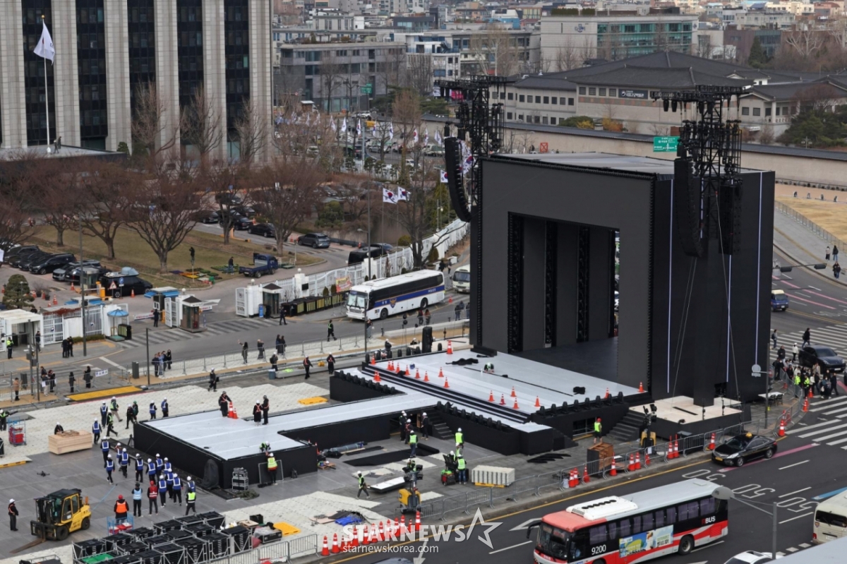 [ソウル=ニューシス]パク·チニ記者=BTS(BTS)の光化門公演を控えた20日、ソウル光化門広場で公演準備作業が行われている。  2026.03.20.pak7130@newsis.com /写真=パク·ジニ