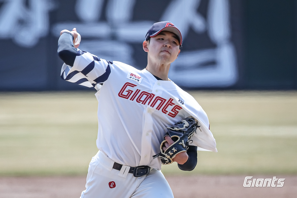 Cầu thủ ném bóng Lotte Kim Tae Kyun đang ném bóng ngược lại trong trận đấu giao hữu với Doosan vào ngày 20. /Ảnh = Cung cấp Lotte Giants