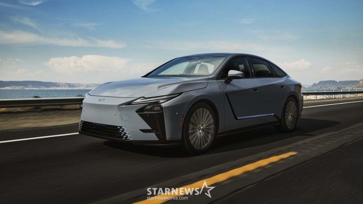 Lexus ES/photo courtesy = Lexus