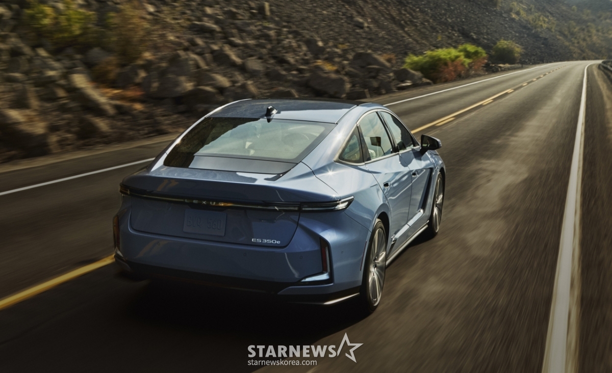 Lexus ES/photo courtesy = Lexus