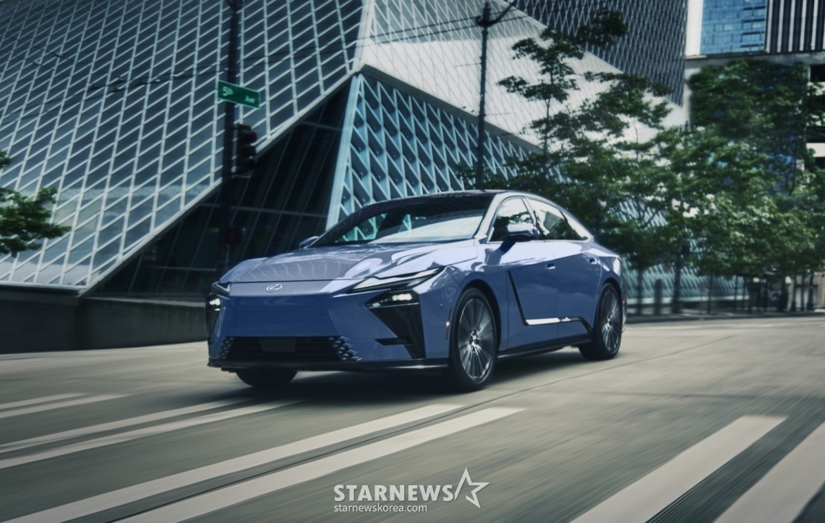 Lexus ES/photo courtesy = Lexus