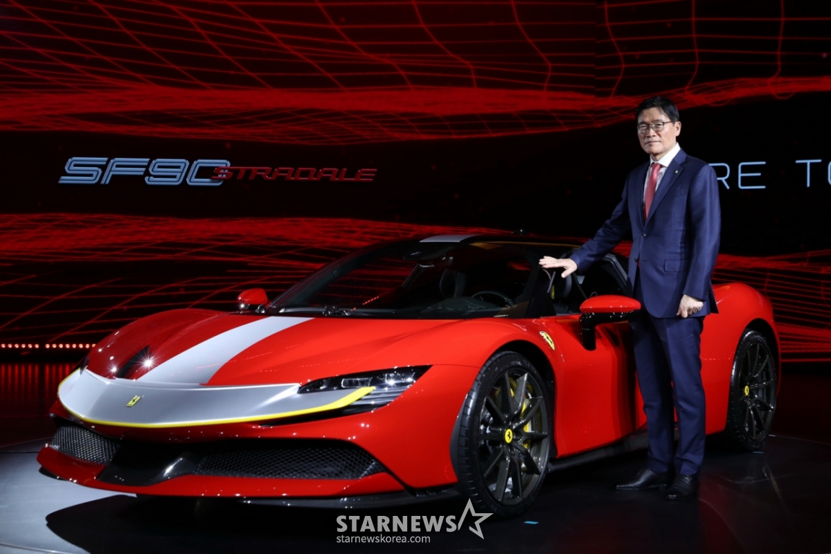 FMK President Kim Kwang-chul poses at the unveiling event of Ferrari's first mass-produced hybrid model "SF90 Stradale" held at Four Seasons Hotel in Jongno-gu, Seoul on the 7th. "SF90 Stradale" is a general mass-produced model that combines a 90° V8 turbo engine with a maximum output of 780 horsepower and an electric motor with 220 horsepower to show up to 1,000 horsepower, and the launch price is undecided. /Photo = Reporter Lee Kee-bum leekb@