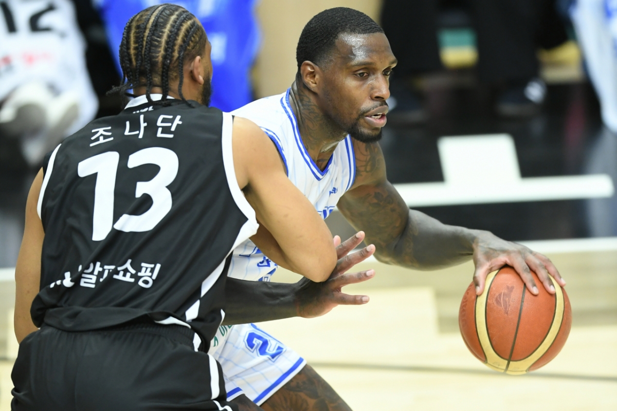 ラ·ゴンア(右)が20日午後7時、水原KTソニックブームアリーナで開かれた2025~2026LG電子プロバスケットボール正規リーグの試合中、ジョナサン·ウィリアムズとマッチアップしている。 /写真=KBL提供