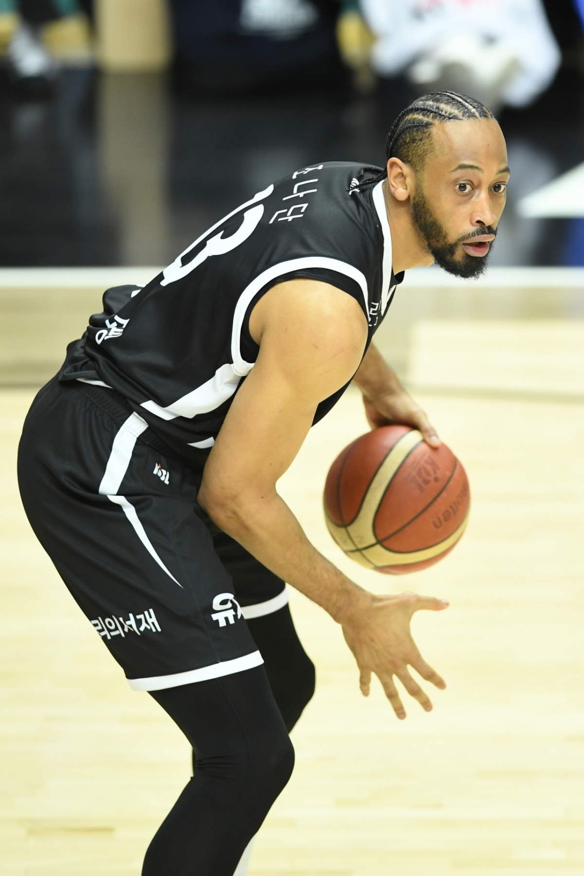 ジョナサン·ウィリアムズが20日午後7時、水原KTソニックブームアリーナで開かれた2025~2026LG電子プロバスケットボール正規リーグの試合中にボールを握っている。 /写真=KBL提供