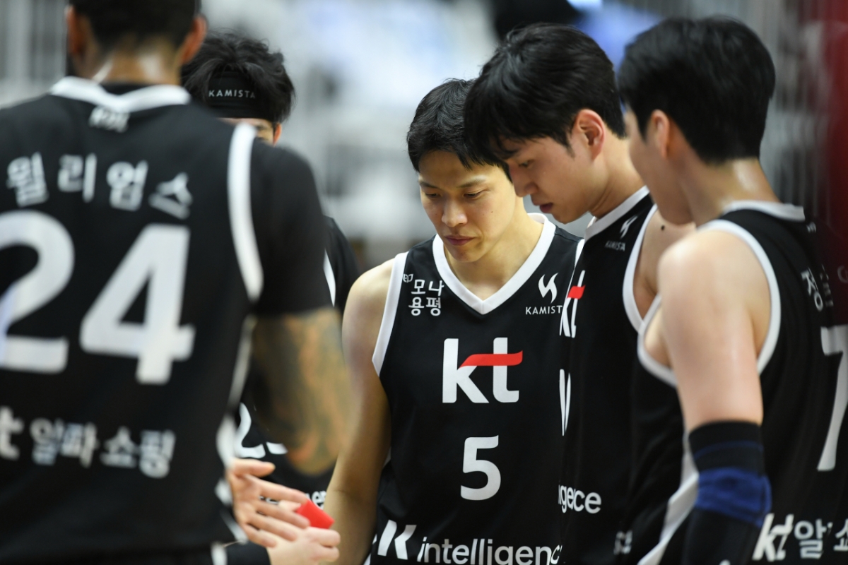20日午後7時、水原KTソニックブームアリーナで行われた2025~2026LG電子プロバスケットボール正規リーグの試合中、水原KTの選手たち。 /写真=KBL提供
