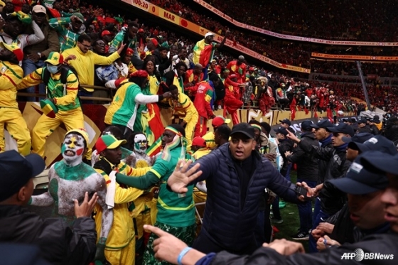 Khán giả Senegal gây náo loạn trong trận chung kết Cúp bóng đá châu Phi 2026 với Maroc. /AFPBBNews = Tin tức 1
