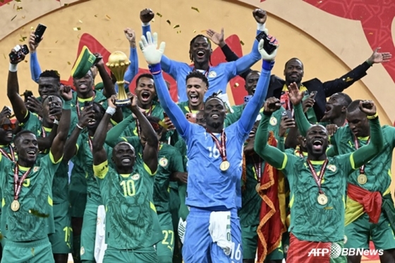 Các cầu thủ Senegal tận hưởng niềm vui vô địch. /AFPBBNews = Tin tức 1
