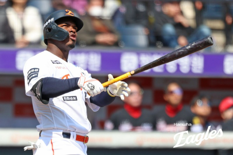 Hanwha foreign hitter Pereza (right) is looking at his ball in an exhibition game against the KIA Tigers on the 20th. /Photo = Courtesy of Hanwha Eagles