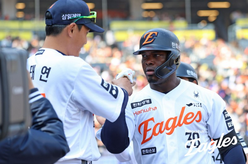 Hanwha foreign hitter Pereza (right) shares joy with Kim Tae-yeon after hitting a two-run shot in the fourth inning in an exhibition game against the KIA Tigers on the 20th. /Photo = Courtesy of Hanwha Eagles