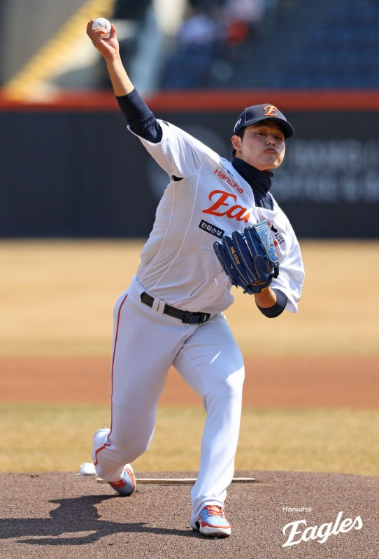 Hanwha starter Moon Dong-joo is pitching hard in an exhibition game against the KIA Tigers on the 20th. /Photo = Courtesy of Hanwha Eagles