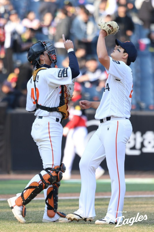 Hanwha Kim Seo-hyun (right) celebrates with catcher Park Sang-eon after winning an exhibition game against the KIA Tigers on the 20th. /Photo = Courtesy of Hanwha Eagles