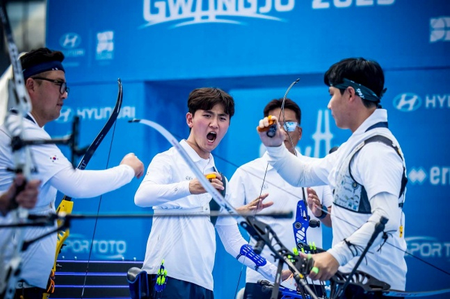 Từ bên trái, tuyển thủ bắn cung nam Hàn Quốc Kim Woo Jin, Kim Jae Duk, Lee Woo Seok. /Ảnh = Hiệp hội bắn cung Hàn Quốc cung cấp