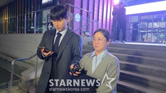 【ソウル=ニューシス】イ·ジヨン記者=20日午後1時ごろからソウル江南警察署で特殊傷害などの疑いで被疑者調査を受けたパク·ナレ（41）氏が午後7時54分、調査室から出ている。 2026.03.20.jee0@newsis.com *再販売及びDB禁止