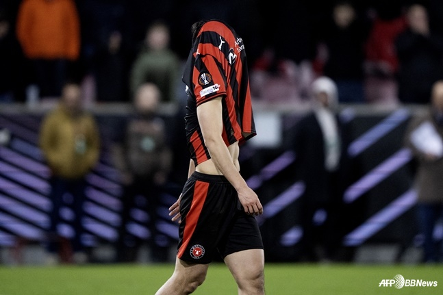 图为赵圭成（音）在点球大战中失球后，正将头埋在球衣内。 =法新社BBNews=新闻1。