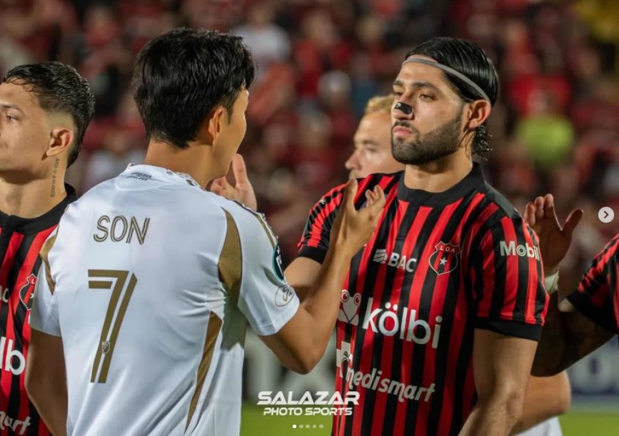 Aaron Salazar (left) posted several photos of him playing with Son Heung-min on his SNS on the 19th (Korea Standard Time). /Photo = Aron Salazar SNS Source