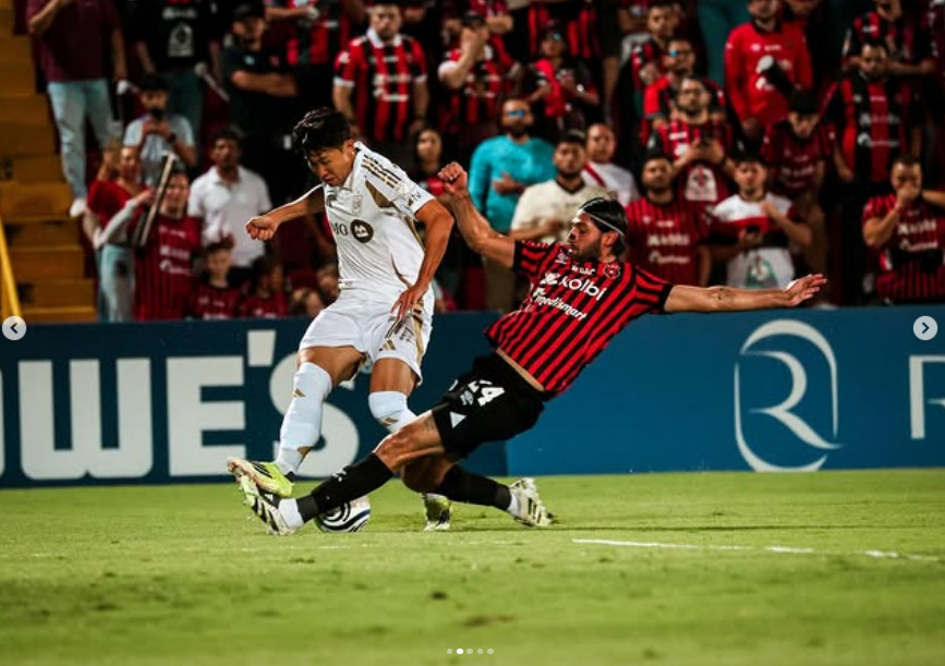 Aaron Salazar (left) posted several photos of him playing with Son Heung-min on his SNS on the 19th (Korea Standard Time). The photo shows Salazar putting a deep tackle on Son Heung-min. /Photo = Aron Salazar SNS Source