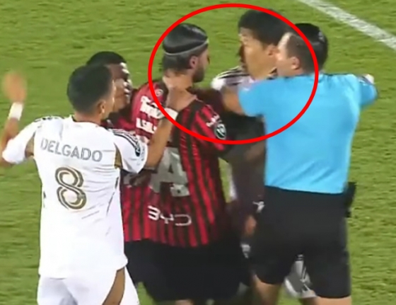 Son Heung-min (in a red circle) is protesting against Salazar during the second half of the second round of the 2026 CONCACF Champions Cup at Estadio Alejandro Morela Soto in Allahuela, Costa Rica, at 10 a.m. on the 18th (Korea time). /Photo = Broadcast screen Source