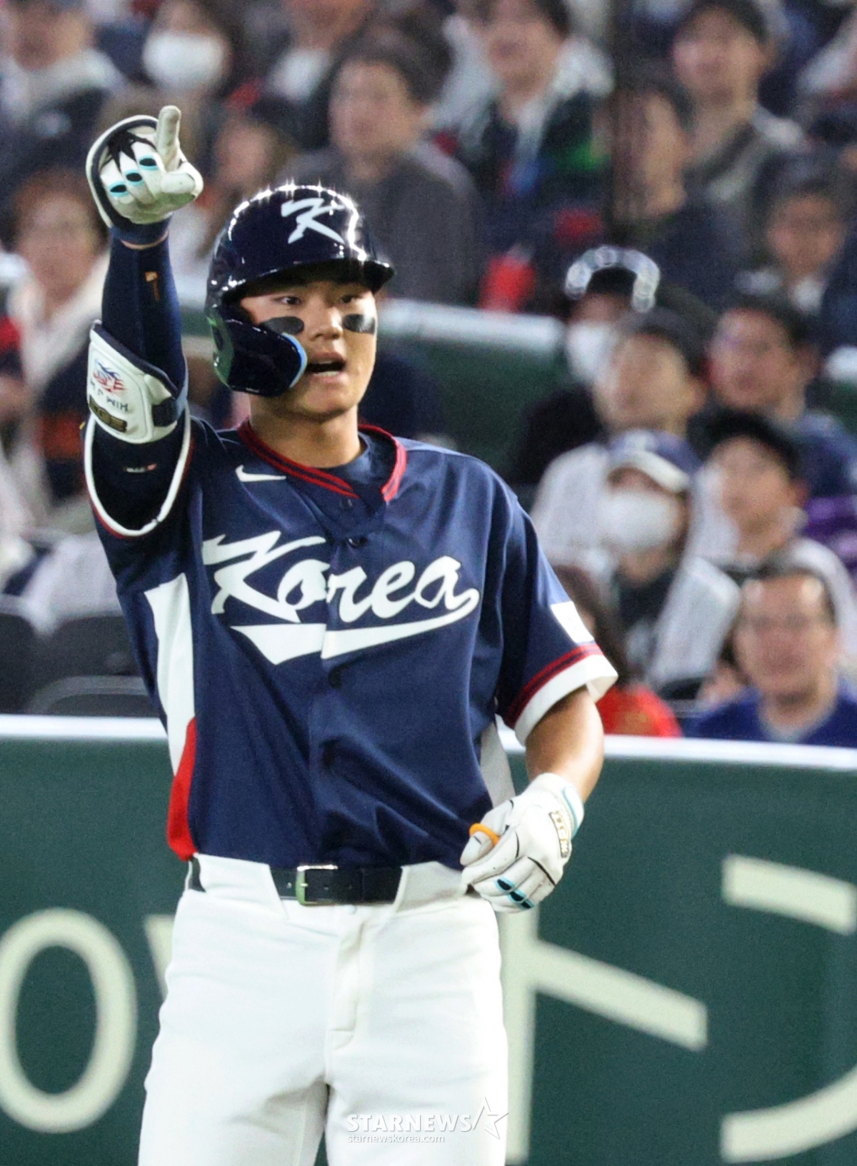South Korean national baseball team Kim Joo-won is celebrating after hitting a timely hit with two outs and runners on first and second bases in the top of the eighth inning of the 2026 WBC Tokyo POOL match between South Korea and Japan at Tokyo Dome on the 7th. 026.03.07. /Picture = Senior Reporter Kang Young-jo
