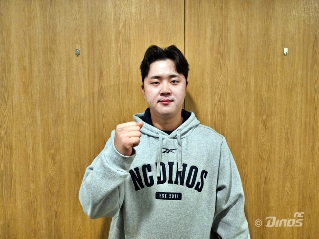 Kim Hyung-joon poses after hitting a home run in the game on the 20th. /Photo = Courtesy of NC Dinos