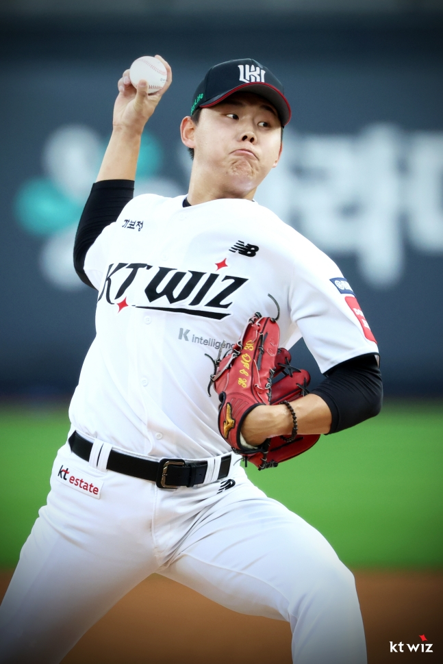 Cầu thủ ném bóng của KT, So Jung Joon. /Ảnh = Cung cấp KT Wiz