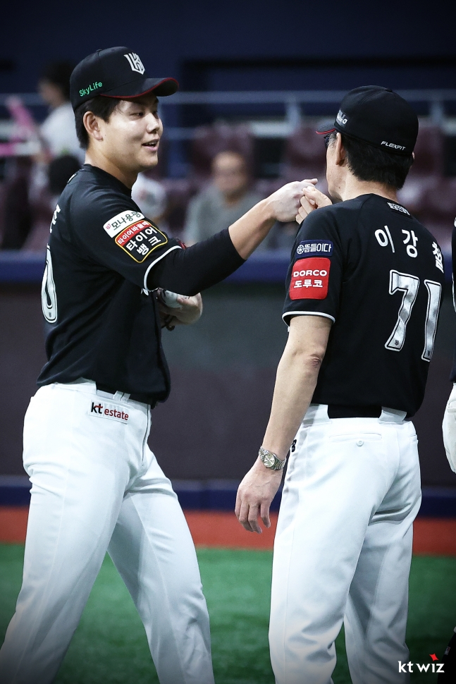 Маленький Джун (слева) и тренер Ли Кан Чхоль. /Фото = Предоставлено KTWiz.