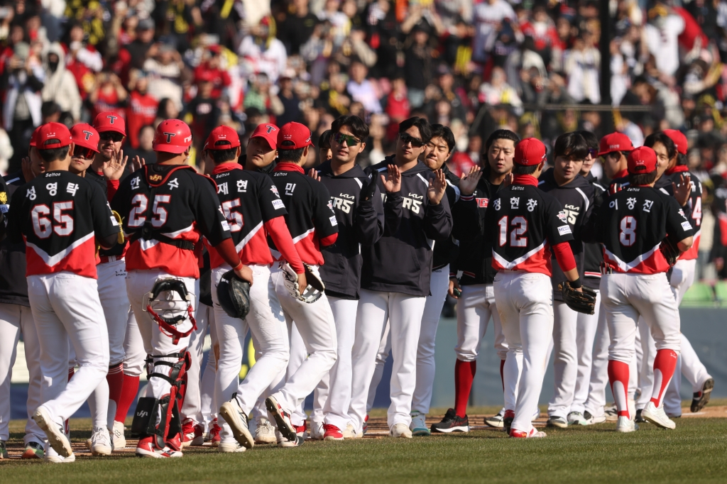 21日，在首尔蚕室球场举行的2026新韩SOL KBO联赛示范比赛中，KIA选手团与斗山队以11比6获胜后正在击掌庆祝。 =图为，起亚老虎队。