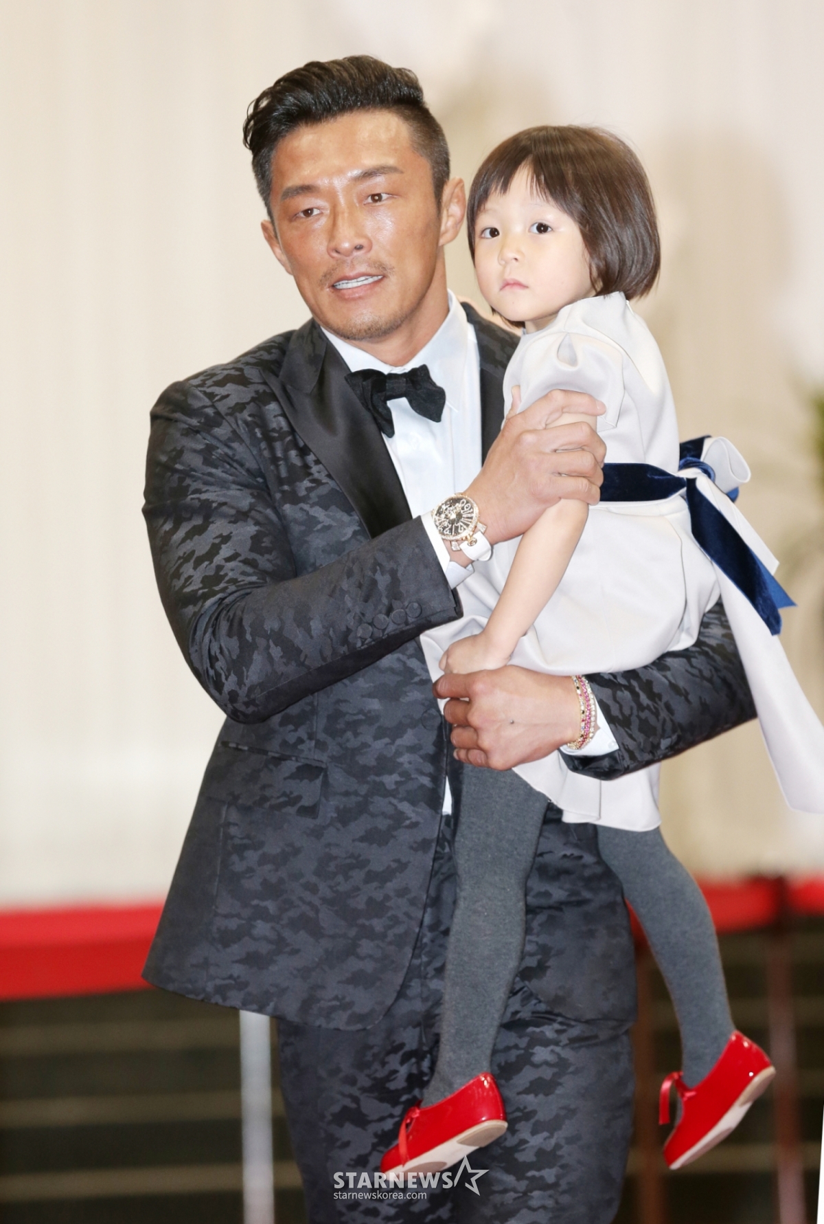 Чхве Сон Хун в 2014 году, Чу Саранг и женщина / Фото = Звездные новости