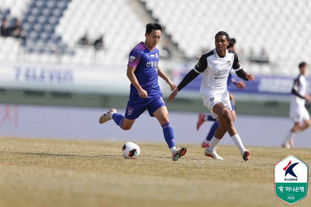 Paju FC midfielder Choi Bum-kyung is speeding with the ball. /Photo = Courtesy of the Korea Professional Football League
