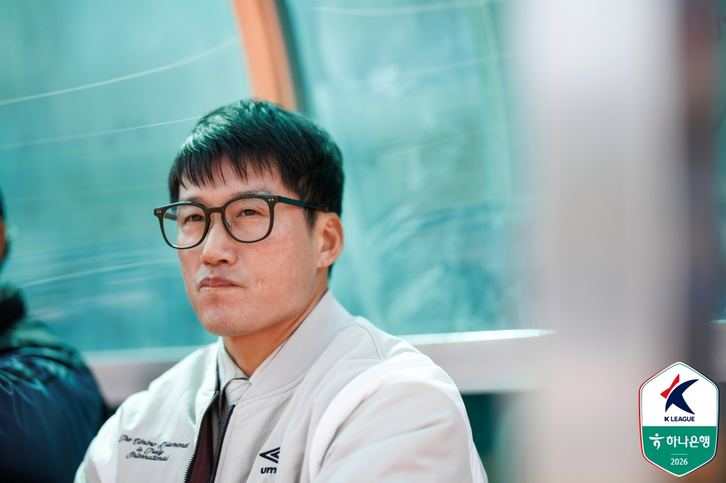 Huấn luyện viên Lee Jung-hyo của Suwon Samsung đang theo dõi trận đấu vòng 4 K-League 222026 của Ngân hàng Hana được tổ chức tại sân vận động tổng hợp Gimhae lúc 2 giờ chiều ngày 21. /Ảnh = Liên đoàn bóng đá chuyên nghiệp Hàn Quốc cung cấp