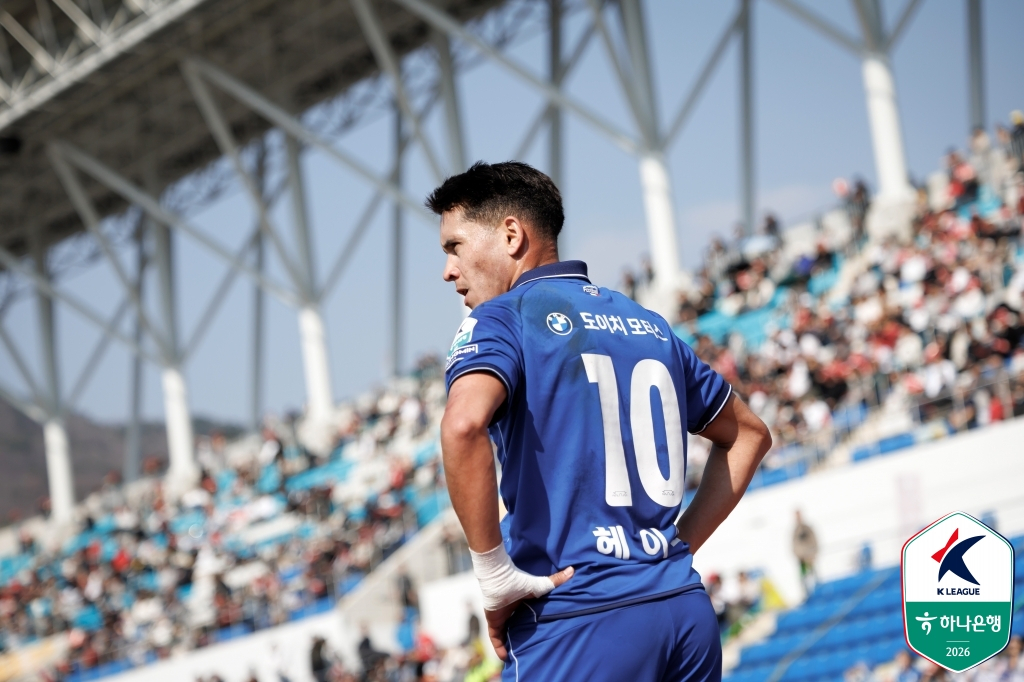 Hayes ghi bàn thắng thứ hai trong trận đấu vòng 4 K-League 222026 của Ngân hàng Hana tại sân vận động tổng hợp Gimhae lúc 2 giờ chiều ngày 21. /Ảnh = Liên đoàn bóng đá chuyên nghiệp Hàn Quốc cung cấp