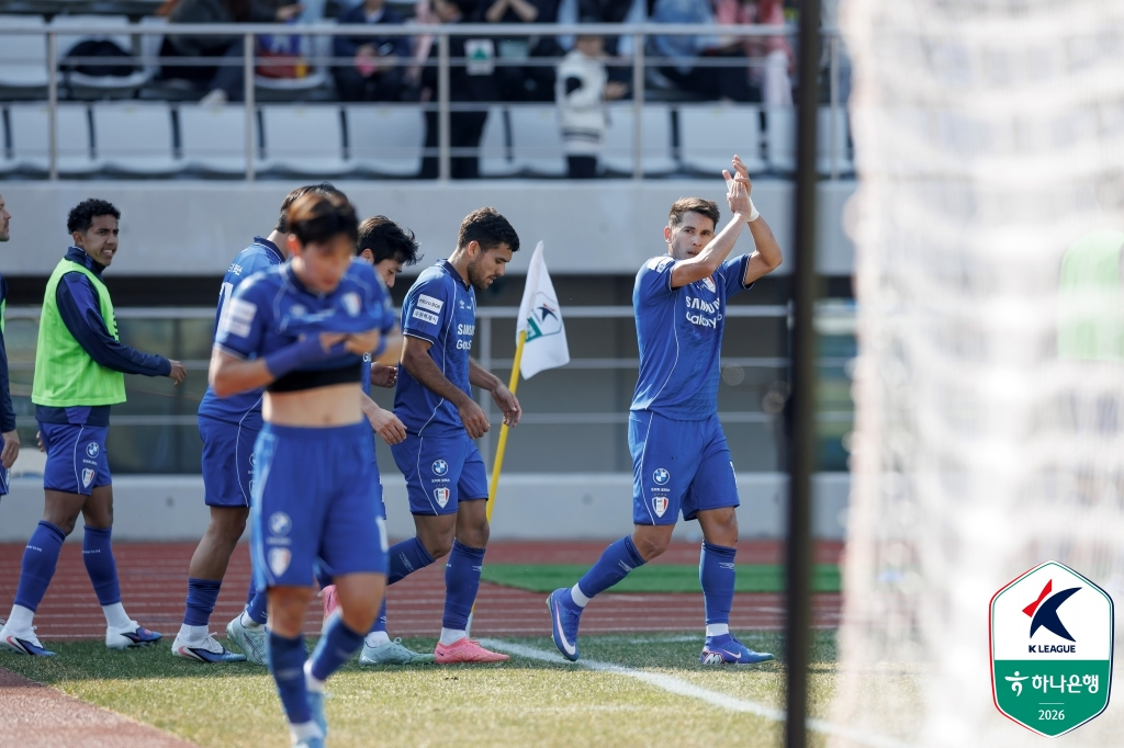 Hayes (phải) đã ghi bàn thắng bổ sung và đang vỗ tay tại vòng 4 K-League 222026 của Ngân hàng Hana được tổ chức tại sân vận động tổng hợp Gimhae lúc 2 giờ chiều ngày 21. /Ảnh = Liên đoàn bóng đá chuyên nghiệp Hàn Quốc cung cấp