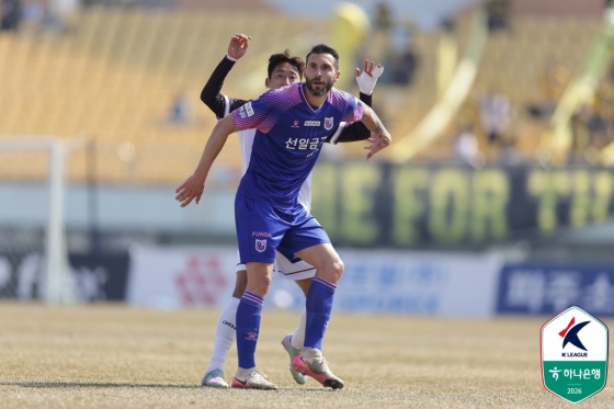 Borha Bastone đang thi đấu bóng. /Ảnh = Liên đoàn bóng đá chuyên nghiệp Hàn Quốc cung cấp