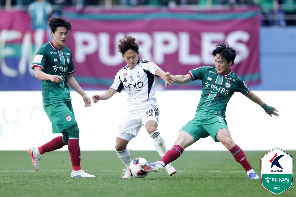 Lee Seung-woo (giữa) đang thử rê bóng. /Ảnh = Liên đoàn bóng đá chuyên nghiệp Hàn Quốc cung cấp