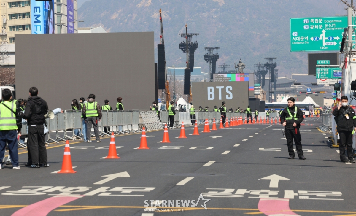 【首尔=Newsis】权昌会记者=防弹少年团(BTS)回归演出当天的21日,首尔钟路区光化门广场一带被封锁。 =图为，kch0523@newsis.com 。