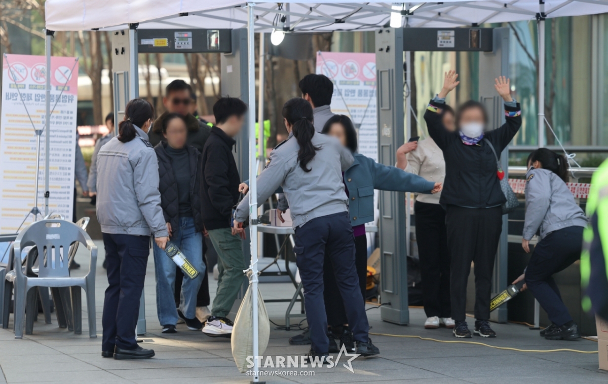 【首尔=Newsis】权昌会记者=防弹少年团(BTS)回归演出当天的21日,在首尔钟路区光化门广场一带的出入口正在进行安全检查。 =图为，kch0523@newsis.com 。