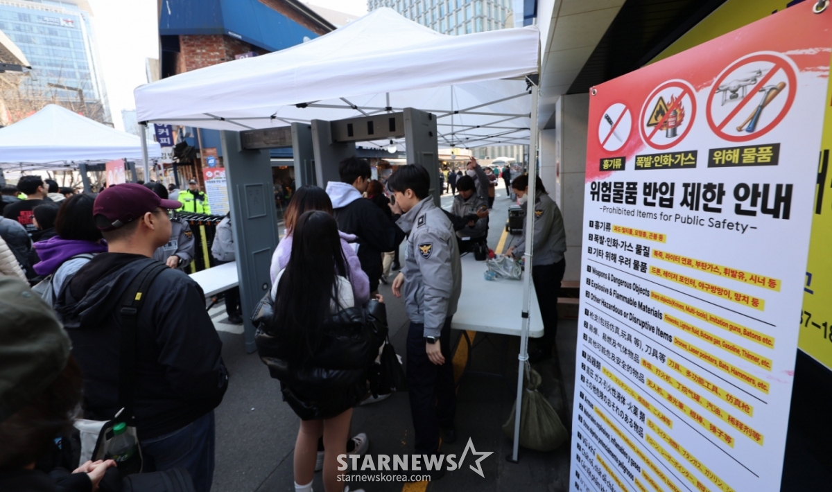 【首尔=Newsis】权昌会记者=防弹少年团(BTS)回归演出当天的21日,在首尔钟路区光化门广场一带的出入口进行盘查。 =图为，kch0523@newsis.com 。